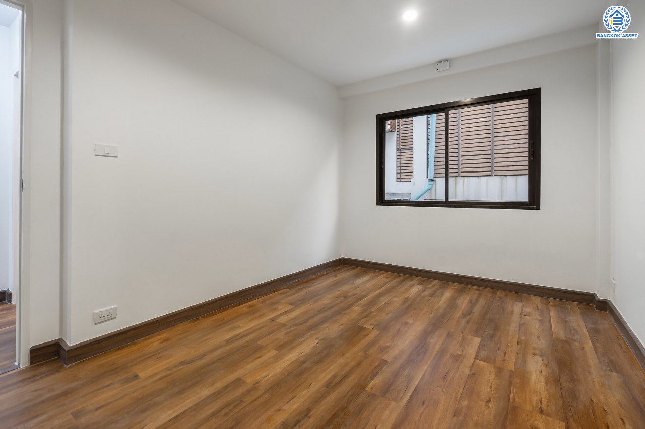 บ้านมือสองตกแต่งใหม่ ม.นาคนิวาส37 ลาดพร้าว เนื้อที่ 28 ตร.ว. ฟังก์ชัน 4 ห้องนอน 3 ห้องน้ำ 1 ที่จอดรถ พร้อม บนทำเลใจกลางเมือง! เชื่อมต่อทั้งถนนประเสริฐมนูญกิจ, เกษตร-นวมินทร์, ลาดพร้าว, รัชโยธินฯ ใกล้ทางด่วนฉลองรัช และรถไฟฟ้าสายสีน้ำเงิน "สถานีลาดพร้าว"...